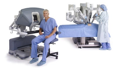 da-vinci-system-si-seated-surgeon-nurse-at-cart